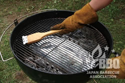 よく熱し、汚れやコゲを落とす