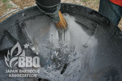 灰を掛けてササラで擦る