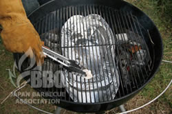 オイルや牛脂を網に塗る